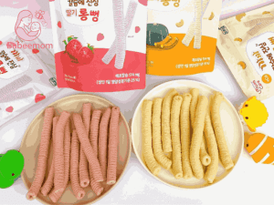 Hình chụp thực tế từng loại bánh ăn dặm cho trẻ 5 tháng , đặt trên khay ăn dặm