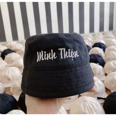 mũ thêu tên cho bé